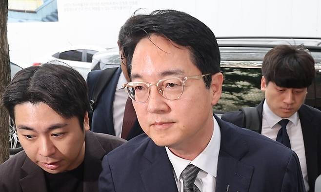 심우정 전 검찰총장이 지난달 24일 내란 가담 의혹 등 피의자 조사를 위해 경기도 과천 권창영 2차 종합 특별검사팀으로 출석하고 있다. 연합뉴스