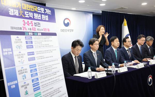 구윤철 경제부총리 겸 재정경제부 장관이 14일 정부서울청사에서 하반기 경제성장전략 관련 관계부처 합동브리핑을 하고 있다. 연합뉴스