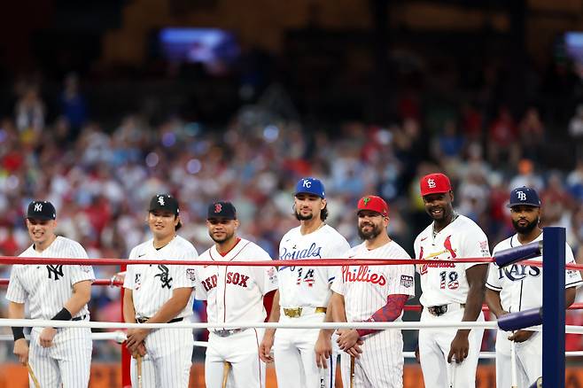 <yonhap photo-2485=""> PHILADELPHIA, PENNSYLVANIA - JULY 13: Ben Rice #22 of the New York Yankees, Munetaka Murakami #5 of the Chicago White Sox, Willson Contreras #40 of the Boston Red Sox, Jac Caglianone #14 of the Kansas City Royals, Kyle Schwarber #12 of the Philadelphia Phillies, Jordan Walker #18 of the St. Louis Cardinals, and Junior Caminero #13 of the Tampa Bay Rays look on after being introduced before the 2026 Home Run Derby at Citizens Bank Park on July 13, 2026 in Philadelphia, Pennsylvania. Emilee Chinn/Getty Images/AFP (Photo by Emilee Chinn / GETTY IMAGES NORTH AMERICA / Getty Images via AFP)/2026-07-14 09:20:13/ <저작권자 ⓒ 1980~2026 ㈜연합뉴스. 무단 전재 재배포 금지, AI 학습 및 활용 금지></yonhap>