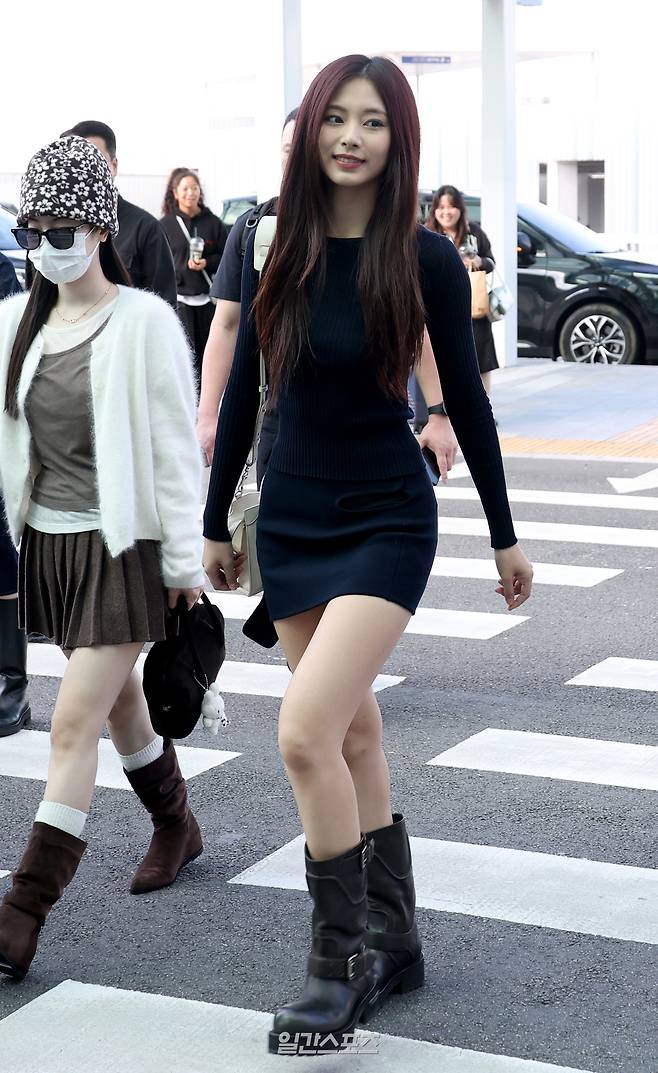 쯔위 등 그룹 트와이스 멤버들이 말레이시아의 콘서트 일정으로 출국하기 위해 24일 오후 인천국제공항에 도착하고 있다. 인천공항=김민규 기자 mgkim1@edaily.co.kr /2025.10.24/