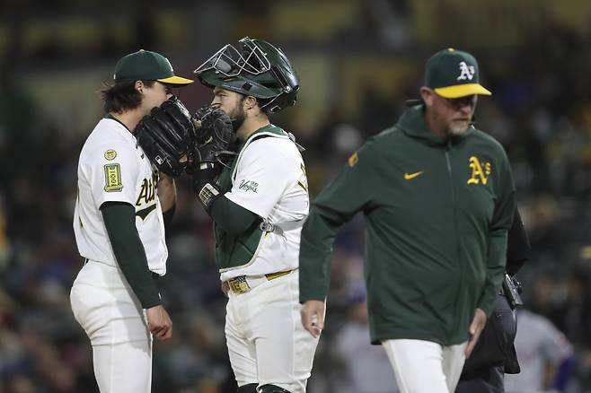 <yonhap photo-3641=""> Athletics pitcher J.T. Ginn, from left, and catcher Shea Langeliers talk after a mound visit by pitching coach Scott Emerson during the fourth inning of a baseball game against the Texas Rangers, Thursday, April 24, 2025, in West Sacramento, Calif. (AP Photo/Scott Marshall)/2025-04-25 12:41:58/ <저작권자 ⓒ 1980~2025 ㈜연합뉴스. 무단 전재 재배포 금지, AI 학습 및 활용 금지></yonhap>