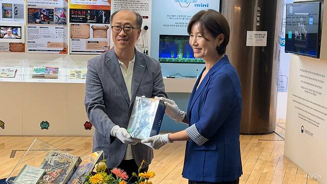 막고야 대표를 지낸 홍동희 씨(왼쪽)가 국립중앙도서관에 게임 자료를 기증했다 ©INVEN