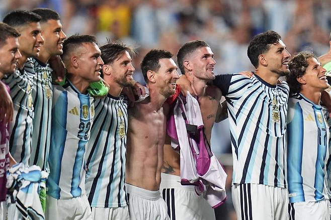 동료들과 승리를 자축하는 메시. AP=연합뉴스