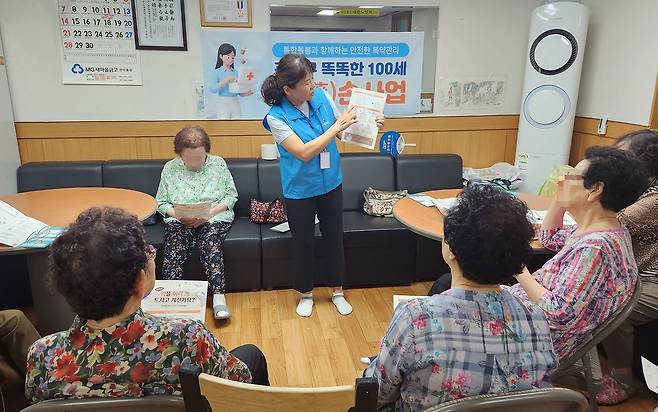 지난 6월 22일 서울 관악구 팜매니저가 경로당을 찾아 약물 관리방법을 교육하고 있다. 사진 관악구