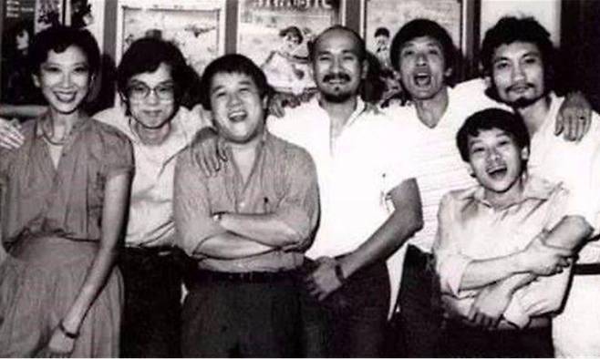 신예성 칠인소조. 뒷줄 왼쪽부터 시남생, 황백명, 증지위, 맥가, 석천, 서극. 오른쪽 앞이 테디 로빈. 사진 시나닷컴 캡처.
