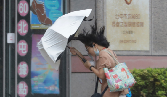 태풍 '바비'가 덮친 대만 타이중. AP=연합뉴스