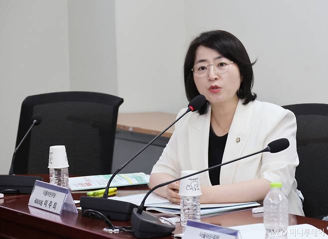 [서울=뉴시스] 최진석 기자 = 이주희 더불어민주당 의원이 29일 여의도 국회의원회관에서 열린 회복적 사법을 고려한 소년법 개정 방안 토론회에서 발언하고 있다. 2026.06.29. 사진=최진석