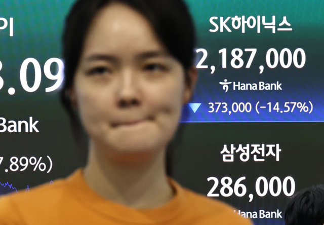 지난 2일 서울 중구 하나은행 딜링룸 현황판에 SK하이닉스와 삼성전자 주가 등이 표시되고 있다. 연합뉴스