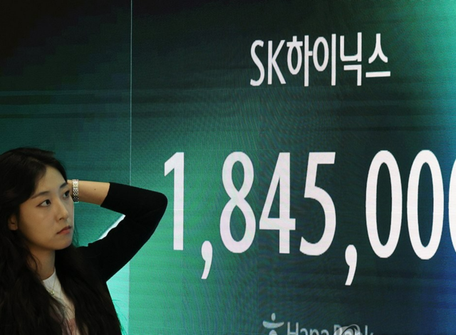 코스피가 약 9% 급락하며 7,000선(7천피)을 내준 13일 서울 중구 하나은행 본점 딜링룸에 SK하이닉스 주가가 표시돼 있다. 연합뉴스