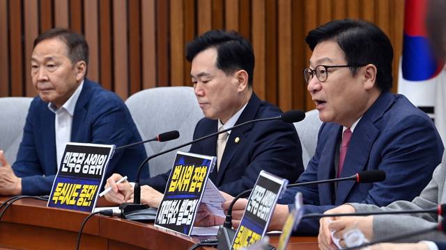 발언하는 정점식  : 정점식(오른쪽) 국민의힘 원내대표가 14일 오전 국회에서 열린 원내대책회의에서 발언하고 있다.   곽성호 기자