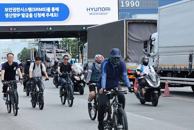 전국금속노동조합 현대차지부(현대자동차 노조)가 사흘간의 부분파업에 돌입한 13일 오후 울산 북구 현대자동차 울산공장 명촌정문에서 이 공장 오전조 근무자들이 평소보다 2시간 일찍 퇴근하고 있다. [연합]