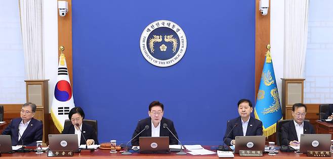 이재명 대통령이 14일 청와대에서 국무회의를 주재하고 있다. [연합]