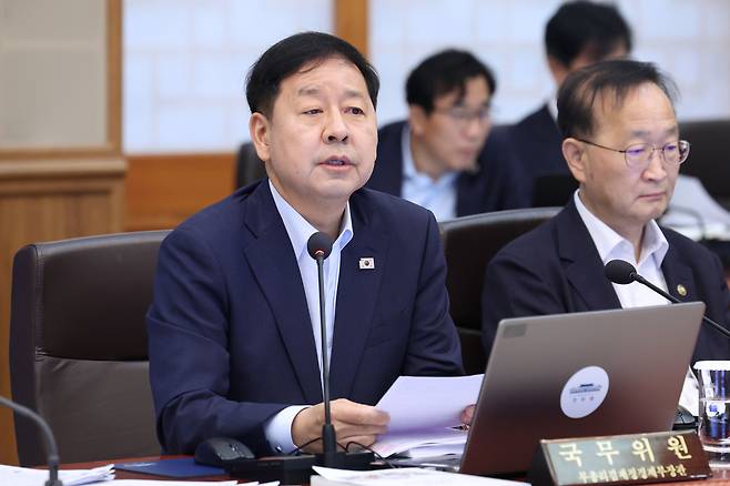 구윤철 부총리 겸 재정경제부 장관이 14일 청와대에서 이재명 대통령 주재로 열린 국무회의에서 부동산 정책 관련 국민 의견 수렴 계획을 발표하고 있다. [연합]