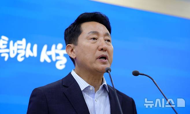[서울=뉴시스] 홍효식 기자 = 오세훈 서울시장이 14일 오후 서울시청 브리핑룸에서 부동산 정책 관련 국무회의 대정부 건의사항 브리핑을 하고 있다.오 시장은 이날 정부에 제출한 서울 부동산 시장 정상화를 위한 3개 분야 8대 정책과제를 발표했다. 2026.07.14. yesphoto@newsis.com