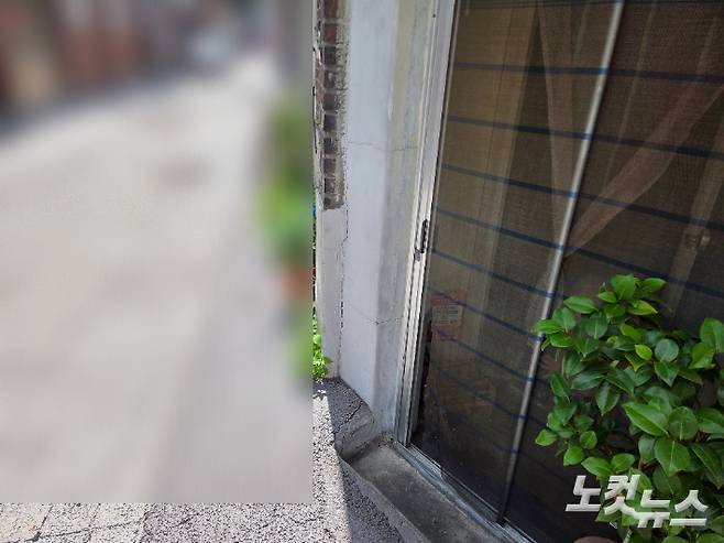 13일 방문한 경기 성남시 태평동 박미옥(81·가명)씨의 거주지. 박씨는 더위를 피하기 위해 현관문을 열어뒀다. 정성욱 기자