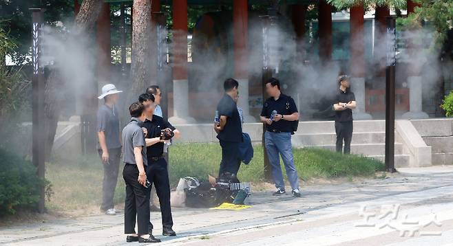 서울 전역에 폭염주의보가 발효된 가운데 서울 종로구 청와대 앞 분수대 광장에서 쿨링포그가 가동되고 있다. 류영주 기자