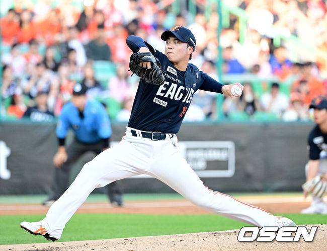 [OSEN=인천, 최규한 기자] 26일 인천 SSG랜더스필드에서 ‘2026 신한 SOL Bank KBO리그’ SSG 랜더스와 한화 이글스의 경기가 열렸다.홈팀 SSG는 토마스 해치, 방문팀 한화는 왕옌청을 선발로 내세웠다.1회말 한화 선발 왕옌청이 힘차게 공을 뿌리고 있다. 2026.06.26 / dreamer@osen.co.kr