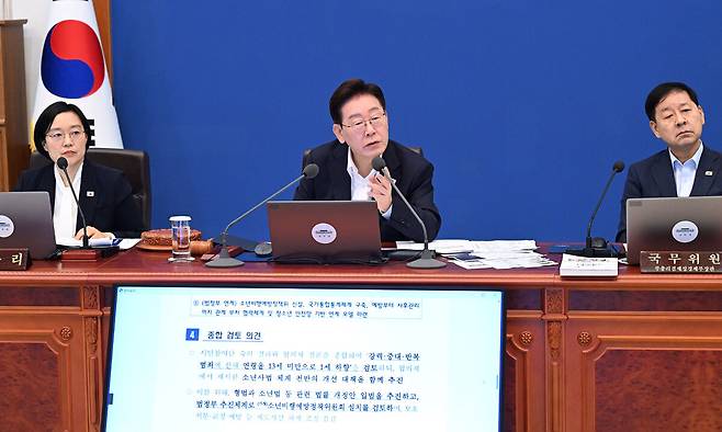 질문하는 李 이재명 대통령이 14일 청와대에서 주재한 국무회의에서 ‘2026년 하반기 경제성장전략’과 ‘형사미성년자(촉법소년) 연령기준 공론화 결과’ 등에 대해 보고받은 뒤 질문하고 있다. 왼쪽부터 한성숙 국무총리, 이 대통령, 구윤철 부총리 겸 재정경제부 장관. 남정탁 기자