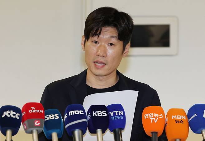 박지성 K-축구혁신위원회 공동위원장이 13일 서울 종로구 국립현대미술관에서 열린 혁신위 2차 회의 후 브리핑을 하고 있다. 연합뉴스