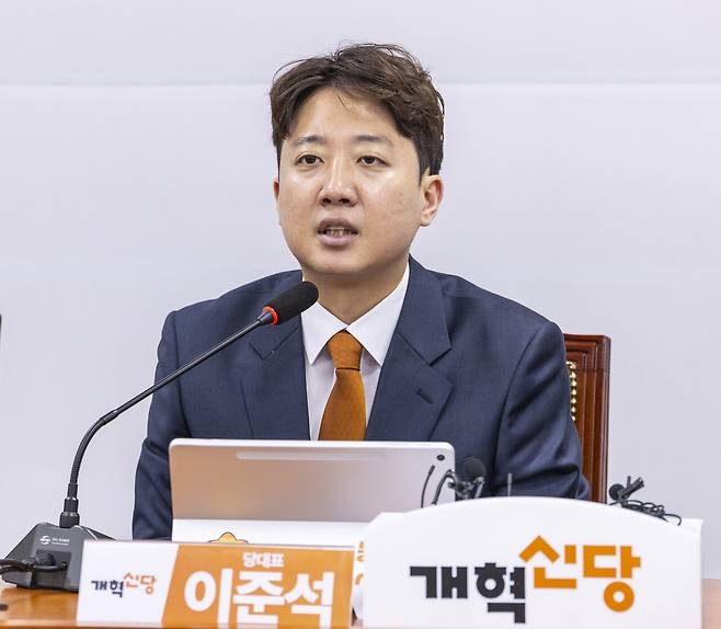 이준석 개혁신당 대표가 6월18일 국회에서 열린 최고위원회의에서 정이한 전 부산시장 후보 피습 자작극 의혹과 관련해 사과 발언을 하고 있다. ⓒ연합뉴스