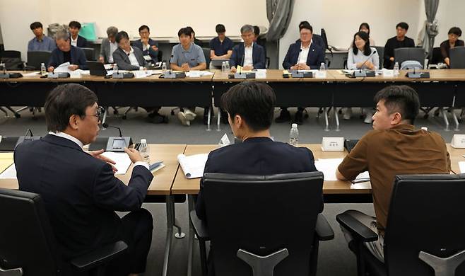 (왼쪽부터) 최휘영 문화체육관광부 장관, 박지성 K-축구혁신위원회 위원장, 유승민 대한체육회장. /사진=문화체육관광부 제공