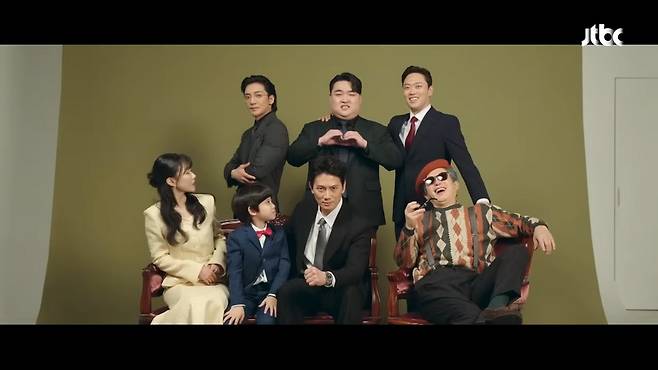 JTBC Golf & Sports weekend drama Apartment has captivated both the home screen and OTT platforms simultaneously, rising in viewership ratings and ranking first on Netflixs Top 10 Series in Korea within just its first week of broadcasting. It is garnering intense interest from viewers thanks to the passionate performances of lead actors, including Ji Sung, and a suspenseful narrative.