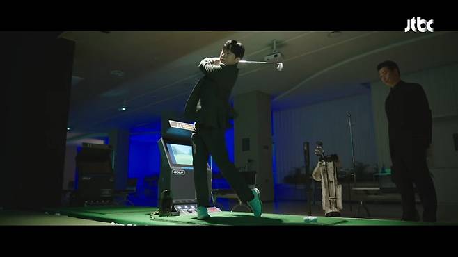 JTBC Golf & Sports weekend drama Apartment has captivated both the home screen and OTT platforms simultaneously, rising in viewership ratings and ranking first on Netflixs Top 10 Series in Korea within just its first week of broadcasting. It is garnering intense interest from viewers thanks to the passionate performances of lead actors, including Ji Sung, and a suspenseful narrative.