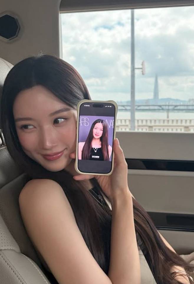 Actress Moon Ga-young showcased her timeless, fresh beauty by sharing a photo taken using her reflection on her cell phone screen. On her social media, Moon Ga-young posted a photo taken inside a car, showing her actual face side-by-side with her reflection on the phone screen, creating a charming atmosphere.In the photo, Moon Ga-young exuded an elegant charm with her long, straight hair and well-defined features. In particular, she captivated fans with her bright smile against the backdrop of the sky and the Han River outside the car window.Meanwhile, Moon Ga-young received recognition for her acting skills by winning the Best Actress Award in the Film Category at the 62nd Baeksang Arts Awards for her role in the movie *If We*. For her next project, she has been confirmed to star in the new tvN drama *Whale Star*, where she will take on the challenge of acting in a period drama.