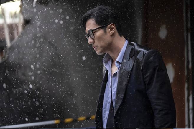 SBS World News reports that the Friday-Saturday drama Manager Kim continues its success by recording high TV viewer ratings, and has confirmed the scheduling of two special episodes to ease the disappointment of the 10-episode finale. With lead actor So Ji-sub being mentioned as a potential nominee for the Grand Prize for Acting, viewer expectations for the production of Season 2 are rising.Manager Kim, which premiered last month, is gaining immense popularity, recording its highest TV viewer rating of 22.3% in its sixth episode. As the shows popularity continues, voices are growing among viewers expressing regret over the short 10-episode run and calling for a follow-up season.SBS World News stated that while there have been no official discussions regarding the production of Season 2, the series has sufficient potential to develop into a seasonal drama. The production team plans to repay the viewers support by scheduling two additional special episodes following the finale on the 25th.