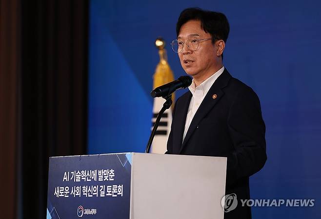 개회사하는 김영훈 고용노동부 장관 (서울=연합뉴스) 류효림 기자 = 김영훈 고용노동부 장관이 14일 서울 용산구 피스앤파크에서 열린 AI 기술혁신에 발맞춘 새로운 사회 혁신의 길 토론회에서 개회사를 하고 있다. 2026.7.14 ryousanta@yna.co.kr