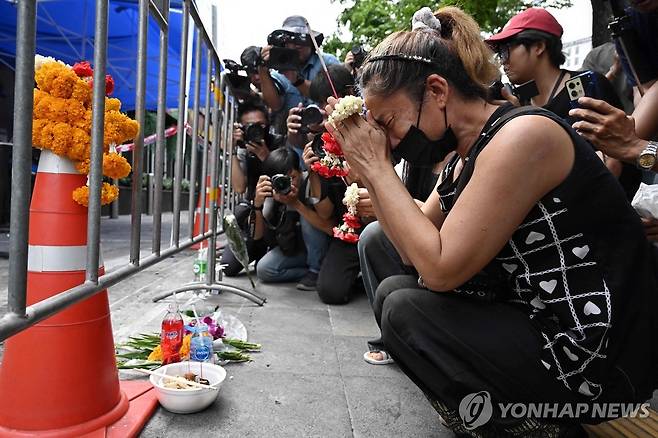 방콕 화재 현장에서 오열하는 희생자 유족 (방콕 AFP=연합뉴스) 화재로 30명이 숨진 태국 방콕의 한 술집 앞에서 14일(현지시간) 딸과 사위를 잃은 유족이 눈물을 흘리고 있다.
