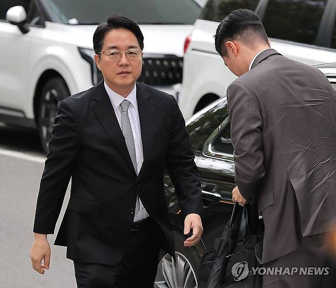종합특검 출석하는 심우정 전 검찰총장 (과천=연합뉴스) 류영석 기자 = 김건희 여사가 연루된 수사 무마 의혹을 받는 심우정 전 검찰총장이 10일 피의자 조사를 위해 경기 과천 2차 종합특검으로 출석하고 있다. 2026.7.10 ondol@yna.co.kr