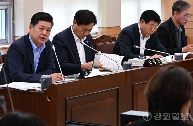 강원특별자치도의회 경제산업관광위원회(위원장:전찬성)는 14일 위원회 회의실에서 제347회 임시회 제5차 회의를 열어 도 산업국에 대한 2026년도 주요업무 추진상황을 보고 받고 제2회 추가경정예산안 등을 심사했다. 더불어민주당 이교선(춘천2)의원이 안건에 대해 질의하고 있다. 박승선기자