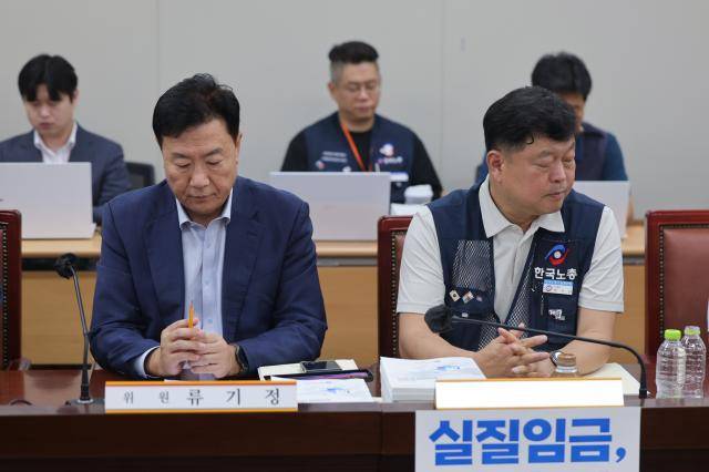 14일 정부세종청사 최저임금위원회에서 열린 제14차 전원회의에서 사용자위원인 류기정 한국경영자총협회(경총) 전무(왼쪽)와 근로자위원인 류기섭 한국노총 사무총장이 굳은 표정으로 발언을 듣고 있다. [사진=연합뉴스]