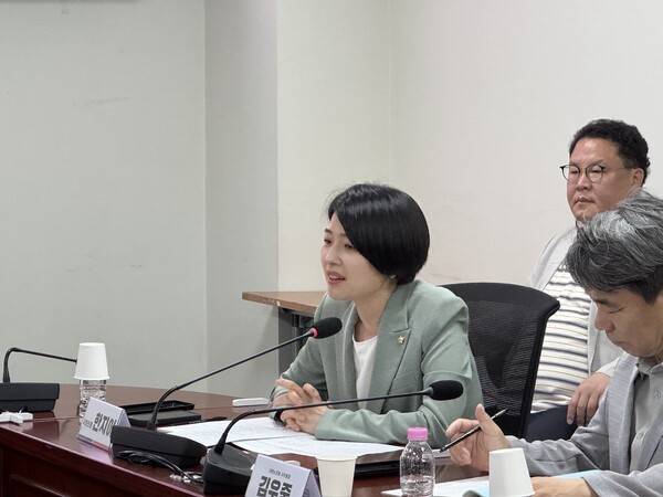 개회사와 함께 토론회 취지를 전하는 한지아 의원 / 디멘시아뉴스