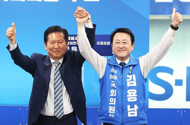 지난 5월, 김용남 당시 더불어민주당 평택을 후보 사무실 개소식에서 정청래 대표가 함께 기념촬영을 하고 있는 모습.(사진=공동취재/뉴스1)