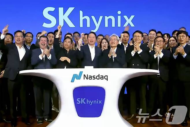 최태원 SK그룹 회장, 최재원 수석부회장, 곽노정 SK하이닉스 대표이사 등 경영진 및 임직원들이 10일 미국 뉴욕 나스닥 타워에서 주식예탁증서(ADR) 나스닥 시장 상장 세리머니를 하고 있다. (SK하이닉스 유튜브 캡쳐) 2026.7.10 ⓒ 뉴스1