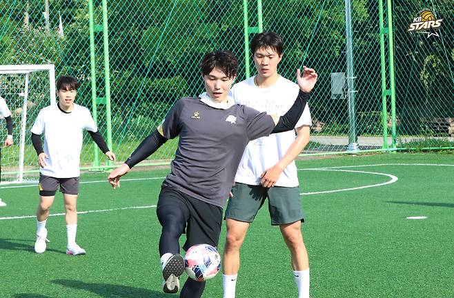 KB손해보험 선수들이 하계 전지훈련에서 축구로 훈련하고 있다.(KB손해보험 제공)