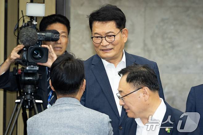 더불어민주당 당권주자인 송영길 의원이 14일 서울 여의도 국회에서 열린 의원총회에서 의원들과 인사하고 있다. 2026.7.14 ⓒ 뉴스1 유승관 기자