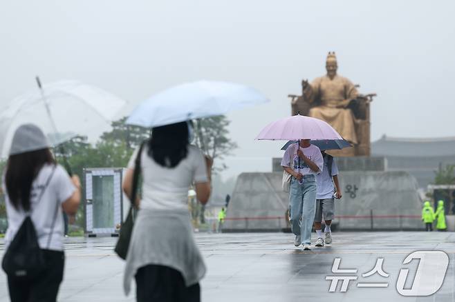 수도권에 100㎜의 비가 예보되는 등 전국에 장맛비가 내리는 15일 오전 서울 종로구 광화문광장에서 시민들이 우산을 쓴채 걸어가고 있다. 2026.7.15 ⓒ 뉴스1 안은나 기자