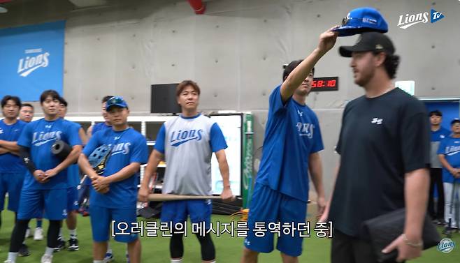 오러클린에게 모자를 씌워주는 구자욱. 출처=라이온즈TV