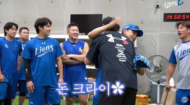 인사를 마친 뒤 선수들과 일일이 포옹하며 감사를 표하는 오러클린. 출처=라이온즈TV
