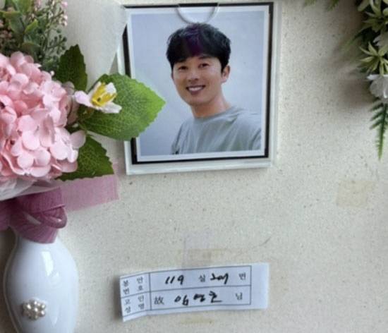 Singer Wise Story (real name Lim Young-ho) has passed away at the age of 49. His girlfriend paid tribute to him, sharing that she personally organized a three-day funeral service with the heart of a spouse. Through his social media account, she expressed her gratitude, saying that thanks to the comfort offered by so many people, she was able to see him off without him feeling lonely.She expressed her deep longing for him and left a final farewell, hoping to meet him again in the next life, which only added to the sadness. She also shared that he is currently laid to rest at the Second Memorial Hall in Jeju Yangji Park.Since his debut in 2009 with the EP album *Whisper*, Lim Young-ho had been active in the music industry, releasing various songs such as A Journey to You and Tropical Night. The funeral service for the deceased was held on the 13th.