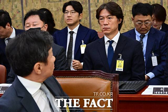 한국 축구가 위기에 빠질 때마다 우리는 늘 새로운 사람을 찾지만 지금 더 절실한 것은 누가 맡느냐보다 어떤 구조와 시스템으로 움직이느냐다. 사진은 2024년 국회에 출석한 홍명보 전 국가대표팀 감독과 정몽규 전 대한축구협회장(왼쪽).더팩트 DB