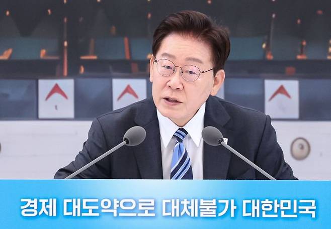이재명 대통령이 15일 청와대 영빈관에서 열린 부처 업무보고에서 발언하고 있다.    취임 후 두번째인 이번 업무보고에는 매회 20여명의 '국민 참여단'이 참석한다. 2026.7.15 [청와대통신사진기자단] 연합뉴스