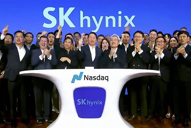 최태원 SK그룹 회장, 최재원 수석부회장, 곽노정 SK하이닉스 대표이사 등 경영진과 임직원들이 지난 10일(현지 시각) 미국 뉴욕 나스닥 타워에서 주식예탁증서(ADR) 나스닥 시장 상장 세리머니를 하고 있다. /SK하이닉스 유튜브 캡쳐=뉴스1