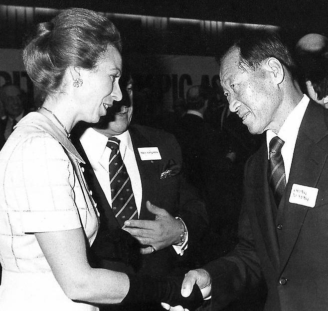 1980년대 영국 올림픽위원회 위원으로 활동하던 앤 공주와 서울 올림픽 유치를 위해 활동하던 정주영 HD현대 창업주가 악수하는 모습. HD현대 제공