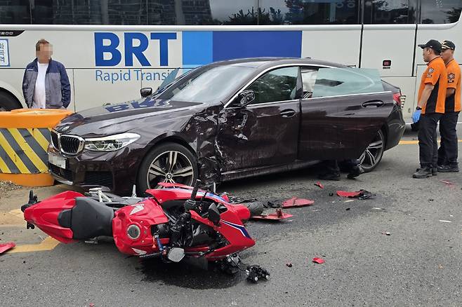 14일 오전 인천 계양구 작전동 한 도로에서 혼다 오토바이와 BMW 승용차가 부딪히는 사고가 발생했다. ⓒ뉴시스