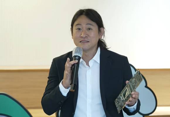 14일 열린 온라인 대담에서 백준호 퓨리오사AI 대표가 발언하고 있다. [사진=영상 갈무리]