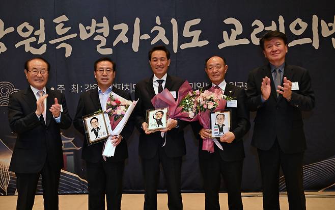 ▲ 강원특별자치도민회 고문인 윤세영 SBS미디어그룹 창업회장과 경민현 강원도민일보 사장이 우상호 도지사, 박길선 도의장, 강삼영 도교육감에게 김홍기 화백의 캐리커처 작품을 당선 축하 꽃다발과 함께 전달했다. 지휘봉을 든 ‘마에스트로’ 콘셉트로 제작된 캐리커처 작품은 지역을 조화롭게 이끌어 달라는 의미를 담고 있다. 방도겸 기자